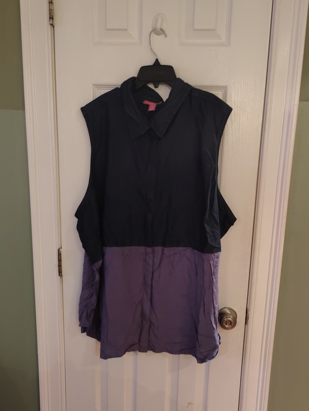 Sleeveless Colorblock Button-Front Blouse in Navy